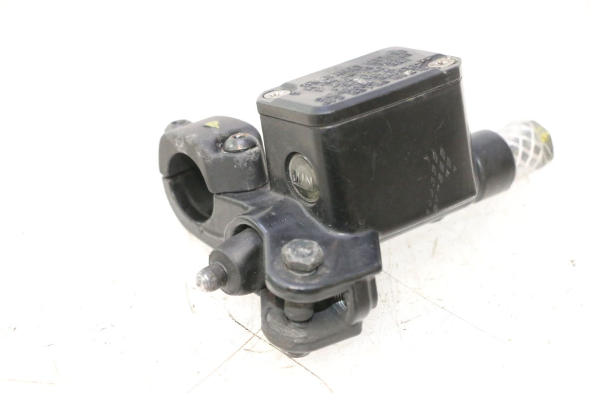 photo de VORDERER HAUPTBREMSZYLINDER PIAGGIO MP3 125 (2006 - 2014) - Zoom auf Gebrauchszustand