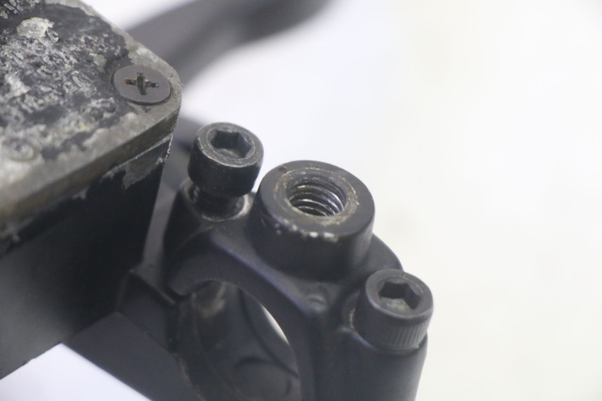 photo de VORDERER HAUPTBREMSZYLINDER YAMAHA NEOS NEO'S 4T 50 (2008 - 2016) - Zoom auf Gebrauchszustand