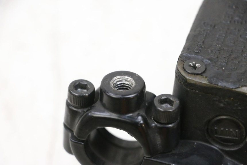 photo de VORDERER HAUPTBREMSZYLINDER YAMAHA NEOS NEO'S 4T 50 (2008 - 2016) - Detailansicht des Bauteils