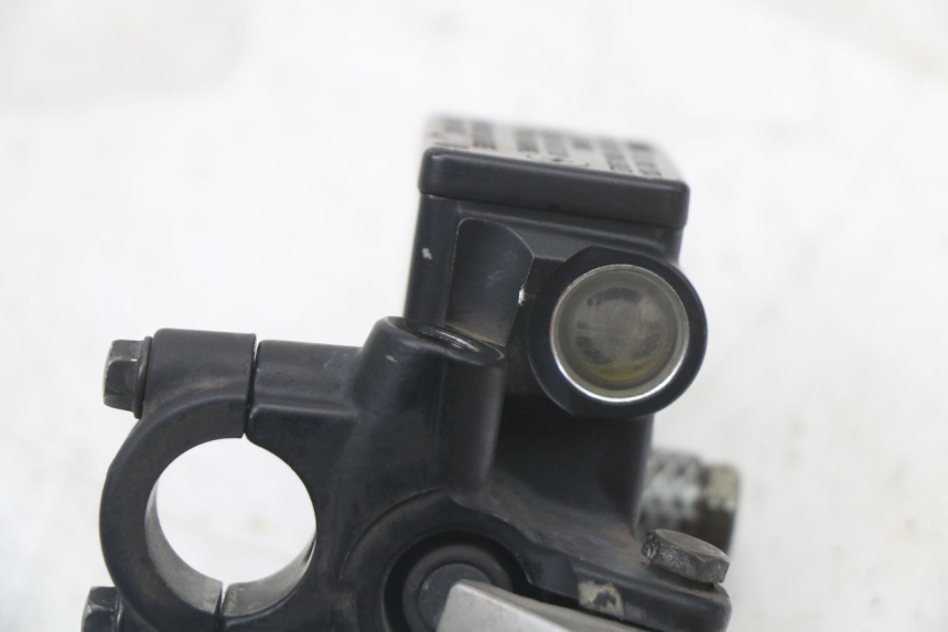 photo de VORDERER HAUPTBREMSZYLINDER PEUGEOT SATELIS 125 (2010 - 2012) - Details der Befestigungspunkte