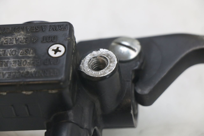 photo de VORDERER HAUPTBREMSZYLINDER PIAGGIO NEW TYPHOON 50 (2010 - 2017) - Alternative Perspektive