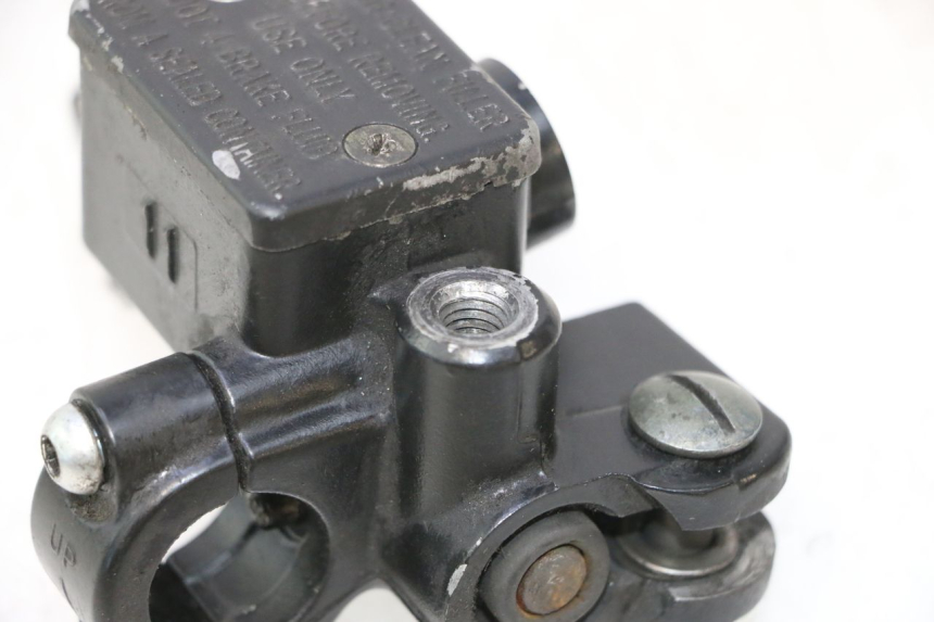 photo de VORDERER HAUPTBREMSZYLINDER PIAGGIO VESPA LX 2T 50 (2005 - 2013) - Details der Befestigungspunkte