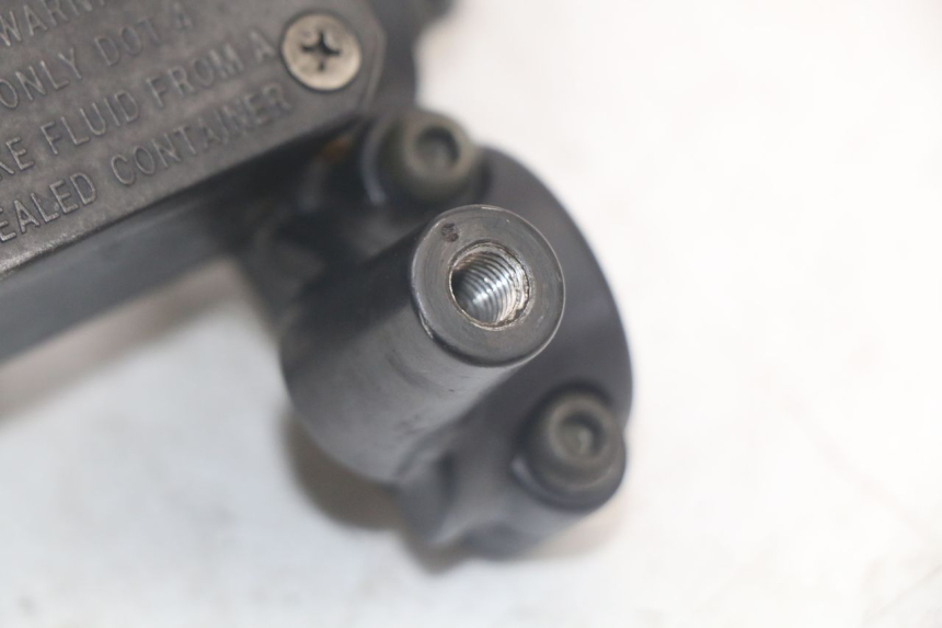 photo de VORDERER HAUPTBREMSZYLINDER YAMAHA XMAX X-MAX 125 (2006 - 2009) - Zoom auf Gebrauchszustand