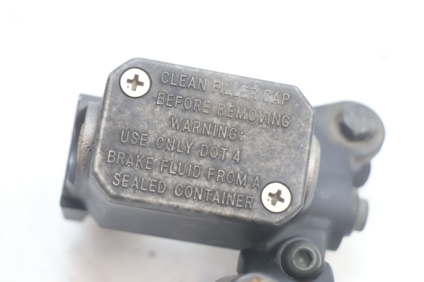 photo de VORDERER HAUPTBREMSZYLINDER YAMAHA XMAX X-MAX 125 (2006 - 2009) - Detailansicht des Bauteils