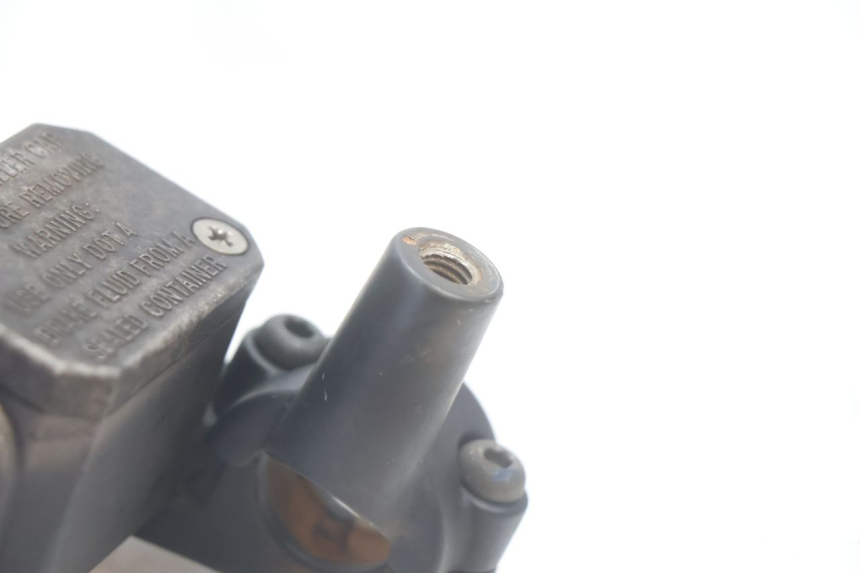 photo de VORDERER HAUPTBREMSZYLINDER YAMAHA XMAX X-MAX 125 (2006 - 2009) - Technische Nahaufnahme