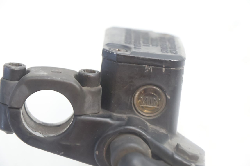 photo de VORDERER HAUPTBREMSZYLINDER YAMAHA YP MAJESTY 125 (2002 - 2006) - Oberflächenzustand und Material