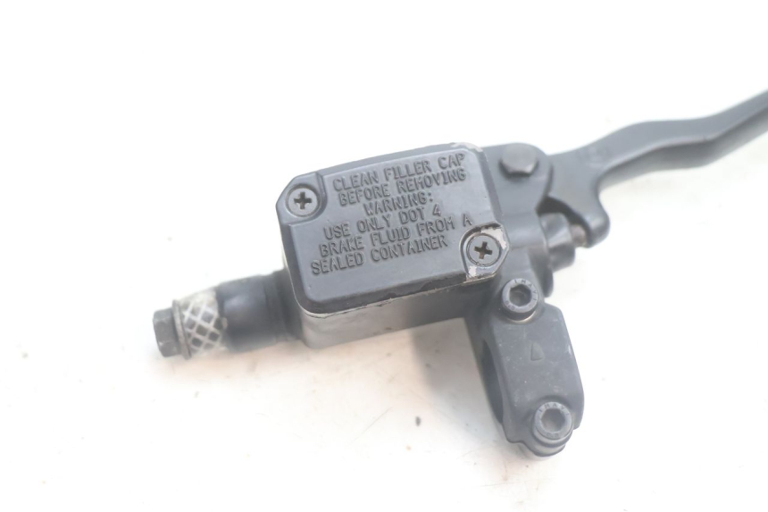 photo de VORDERER HAUPTBREMSZYLINDER YAMAHA YP MAJESTY 125 (2002 - 2006) - Detailansicht des Bauteils