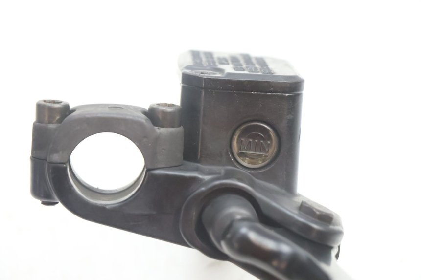 photo de VORDERER HAUPTBREMSZYLINDER YAMAHA YP MAJESTY 125 (2002 - 2006) - Details der Befestigungspunkte