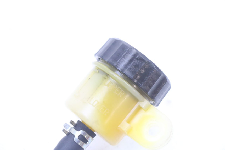 photo de BREMSPUMPE HINTEN YAMAHA XJ6 600 (2008 - 2016) - Zoom auf Gebrauchszustand