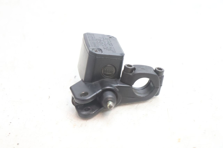photo de HAUPTBREMSZYLINDER HINTEN YAMAHA YP MAJESTY 125 (2002 - 2006) - Technische Nahaufnahme