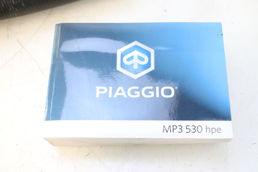 photo de BENUTZERHANDBUCH PIAGGIO MP3 HPE 530 (2022 - 2026) - Kennzeichnungen und Originalreferenzen