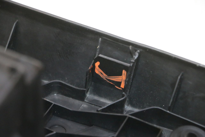 photo de TRITTBRETT VERKLEIDUNG KYMCO AGILITY NAKED RENOUVO 2T 50 (2011 - 2018) - Details der Befestigungspunkte