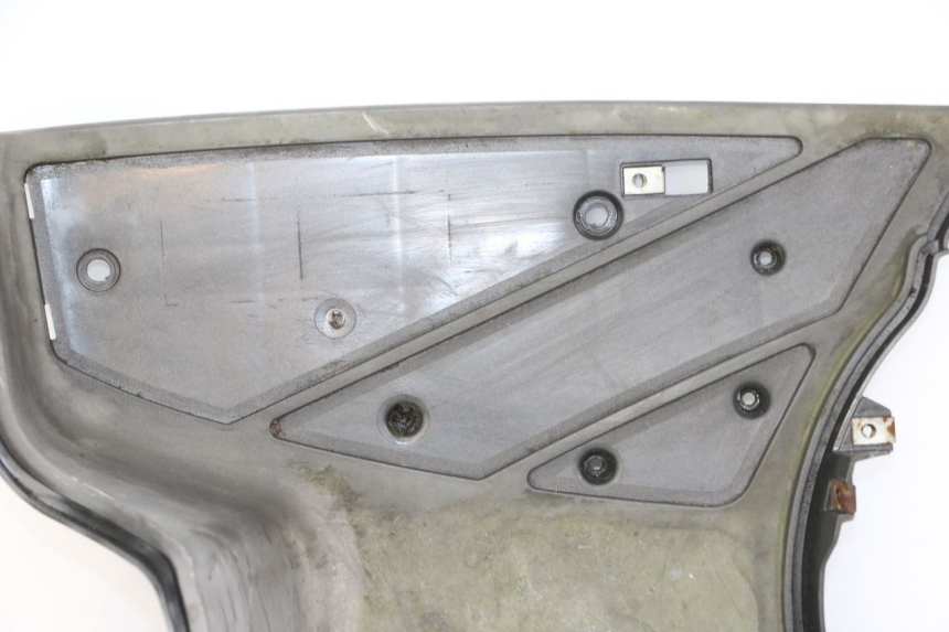 photo de TRITTBRETT VERKLEIDUNG APRILIA SR MOTARD 50 (2012 - 2018) - Details der Befestigungspunkte