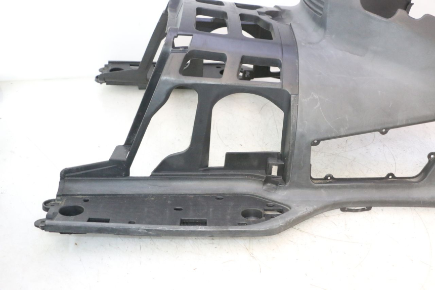 photo de TRITTBRETT VERKLEIDUNG SUZUKI BURGMAN EXECUTIVE ABS 650 (2006 - 2012) - Details der Befestigungspunkte