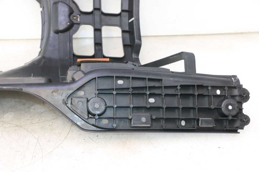 photo de TRITTBRETT VERKLEIDUNG SUZUKI BURGMAN EXECUTIVE ABS 650 (2006 - 2012) - Fokus auf die Struktur