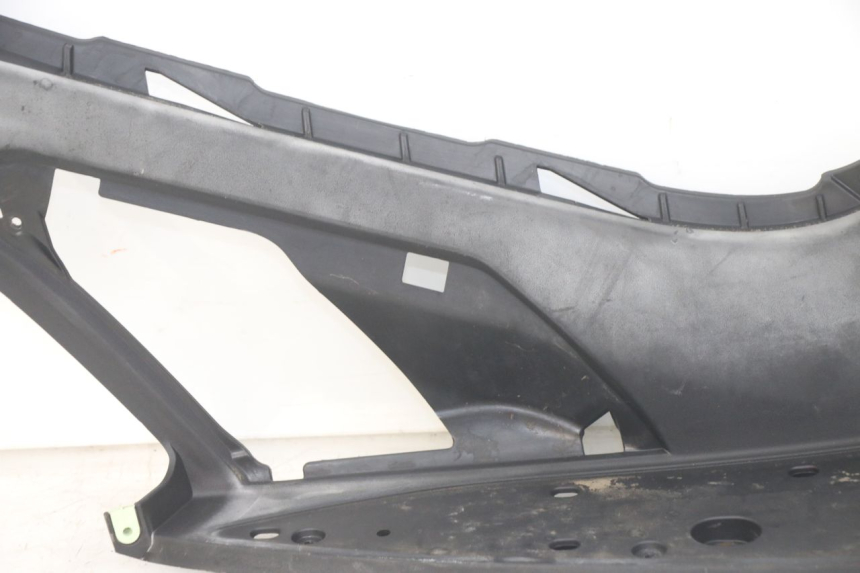 photo de TRITTBRETT VERKLEIDUNG RECHTS PEUGEOT GEOPOLIS RS 125 (2007 - 2009) - Details der Befestigungspunkte