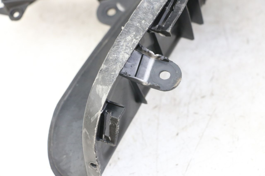 photo de TRITTBRETT VERKLEIDUNG RECHTS KYMCO GRAND DINK 125 (2008 - 2014) - Details der Befestigungspunkte