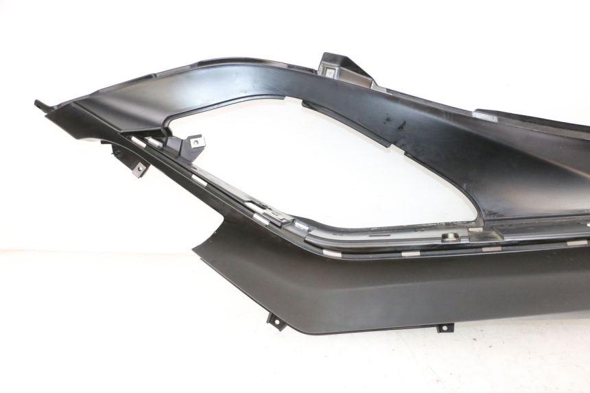 photo de TRITTBRETT VERKLEIDUNG RECHTS PIAGGIO MP3 HPE 300 (2019 - 2026) - Hochauflösende Nahaufnahme