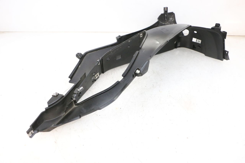 photo de TRITTBRETT VERKLEIDUNG RECHTS PIAGGIO MP3 HPE 300 (2019 - 2026) - Details der Befestigungspunkte