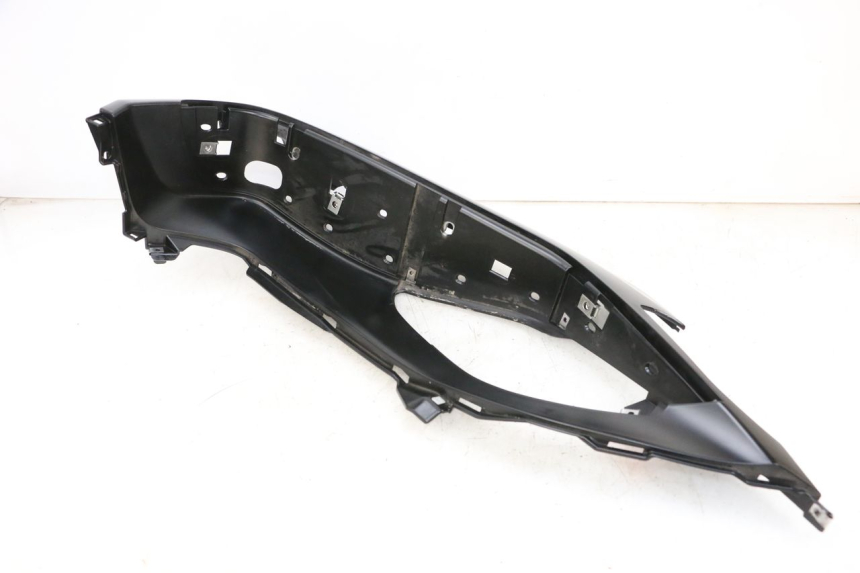 photo de TRITTBRETT VERKLEIDUNG RECHTS PIAGGIO MP3 HPE 300 (2019 - 2026) - Oberflächenzustand und Material