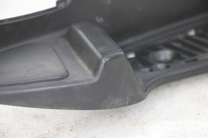 photo de TRITTBRETT VERKLEIDUNG RECHTS PIAGGIO MP3 LT 300 (2010 - 2016) - Details der Befestigungspunkte
