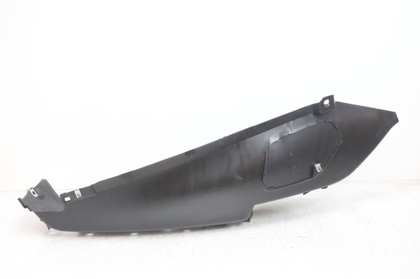 photo de TRITTBRETT VERKLEIDUNG RECHTS PIAGGIO MP3 LT 300 (2010 - 2016) - Details der Befestigungspunkte