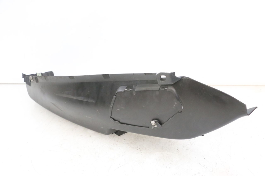 photo de TRITTBRETT VERKLEIDUNG RECHTS PIAGGIO MP3 500 (2011 - 2015) - Details der Befestigungspunkte