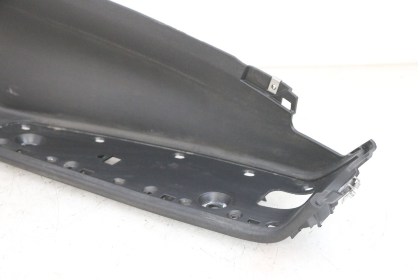 photo de TRITTBRETT VERKLEIDUNG RECHTS PIAGGIO MP3 500 (2016 - 2018) - Oberflächenzustand und Material