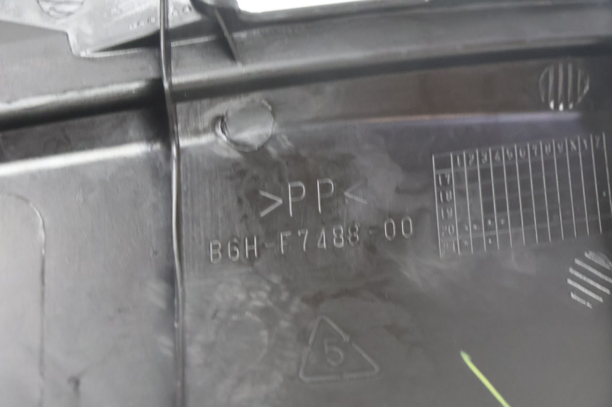 photo de TRITTBRETT VERKLEIDUNG RECHTS YAMAHA N-MAX NMAX 125 (2021 - 2024) - Oberflächenzustand und Material
