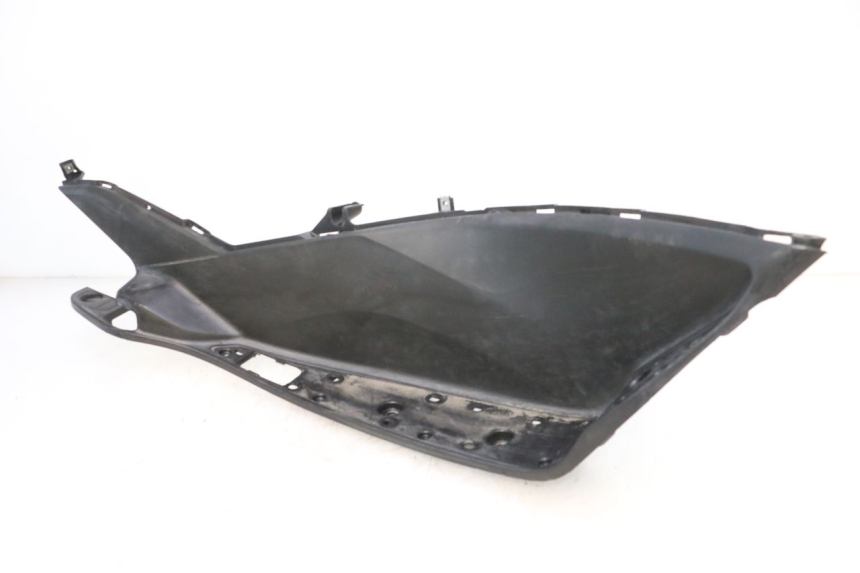photo de TRITTBRETT VERKLEIDUNG RECHTS HONDA PCX (JF57/JF64) 125 (2014 - 2018) - Details der Befestigungspunkte