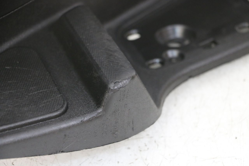 photo de RECHTER FUßRASTEN PIAGGIO MP3 LT 400 (2007 - 2012) - Details der Befestigungspunkte