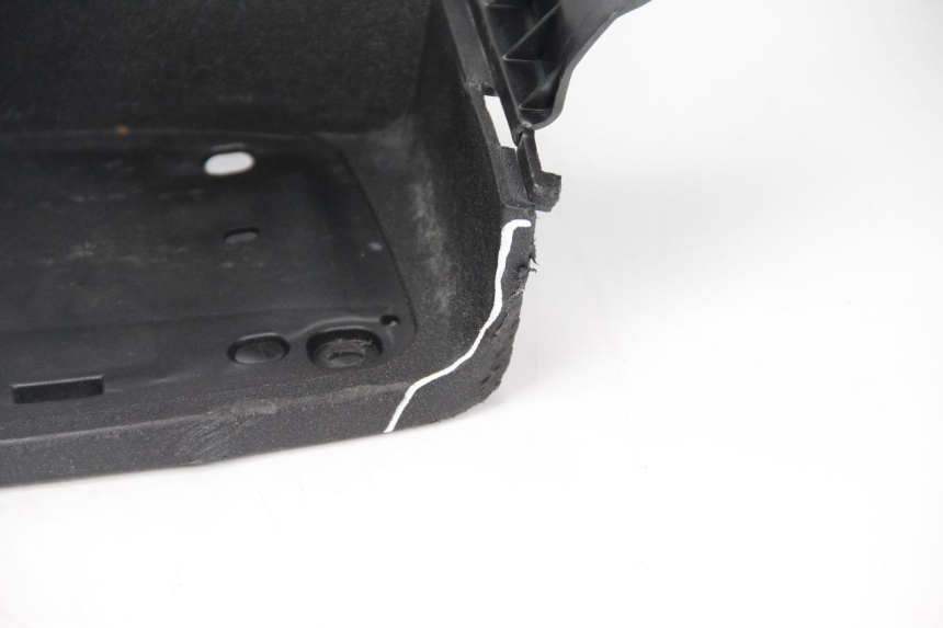 photo de TRITTBRETT VERKLEIDUNG RECHTS PEUGEOT SATELIS 125 (2013 - 2018) - Zoom auf Gebrauchszustand