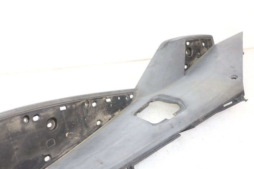 photo de TRITTBRETT VERKLEIDUNG RECHTS PEUGEOT SATELIS 250 (2006 - 2012) - Zoom auf Gebrauchszustand