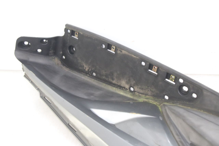 photo de TRITTBRETT VERKLEIDUNG RECHTS KYMCO X-CITING XCITING 400 (2014 - 2018) - Details der Befestigungspunkte