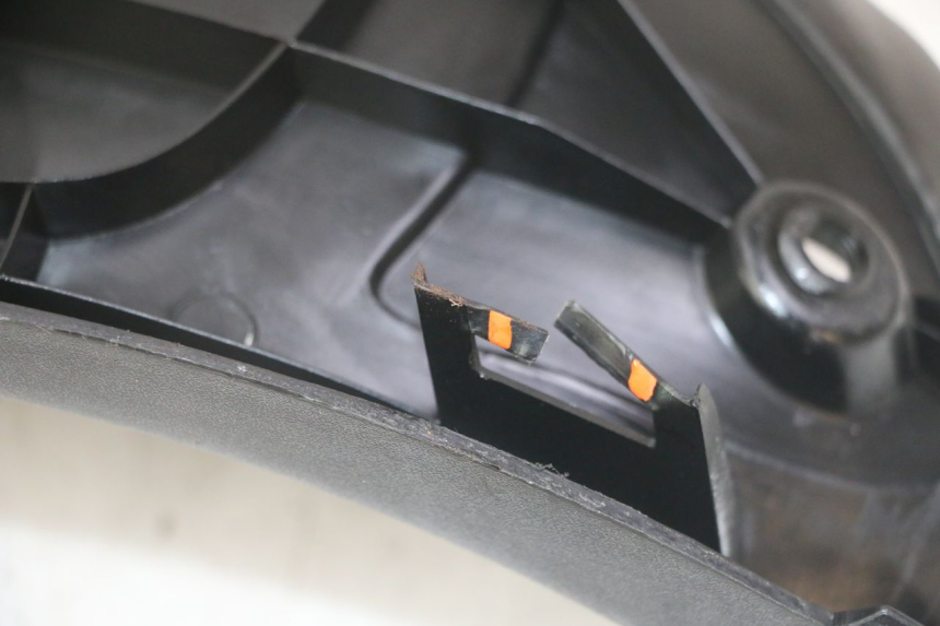 photo de FUßRASTE PEUGEOT ELYSEO 125 (1999 - 2004) - Details der Befestigungspunkte