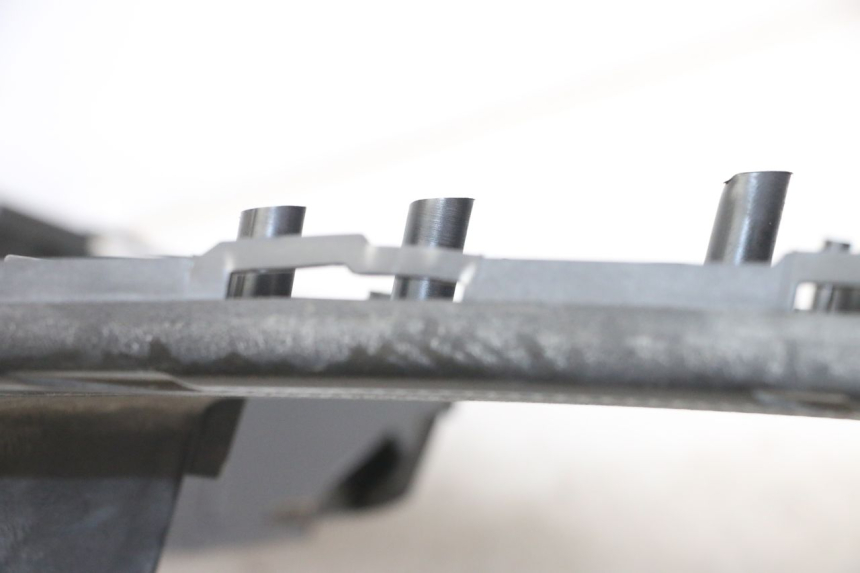 photo de TRITTBRETT VERKLEIDUNG MBK FLAME X 125 (2007 - 2016) - Zoom auf Gebrauchszustand