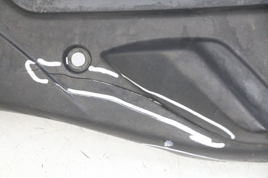 photo de TRITTBRETT VERKLEIDUNG PIAGGIO FLY 2T 50 (2004 - 2017) - Details der Befestigungspunkte