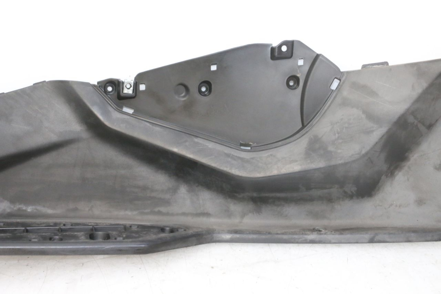 photo de TRITTBRETT VERKLEIDUNG LINKS QUADRO 4 4D 350 (2015 - 2018) - Kennzeichnungen und Originalreferenzen