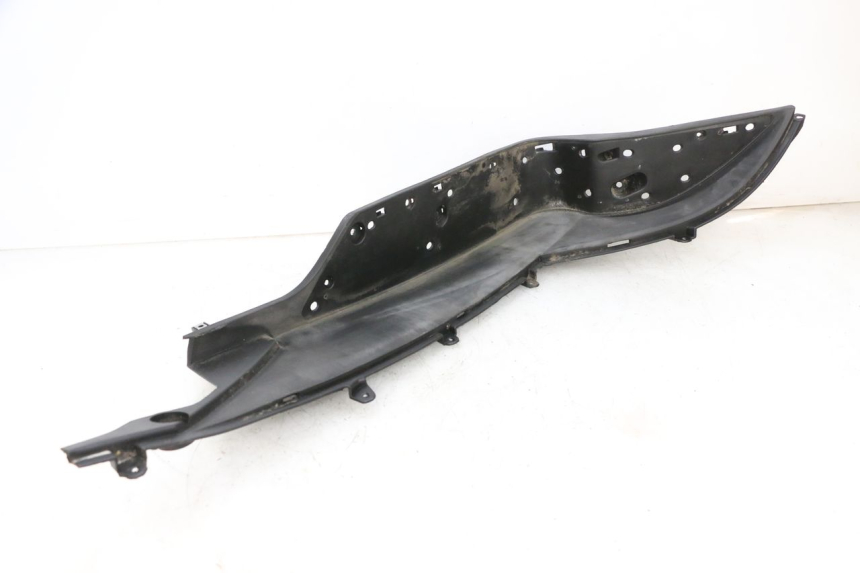 photo de TRITTBRETT VERKLEIDUNG LINKS JM MOTORS GTS 125 (2015 - 2019) - Details der Befestigungspunkte