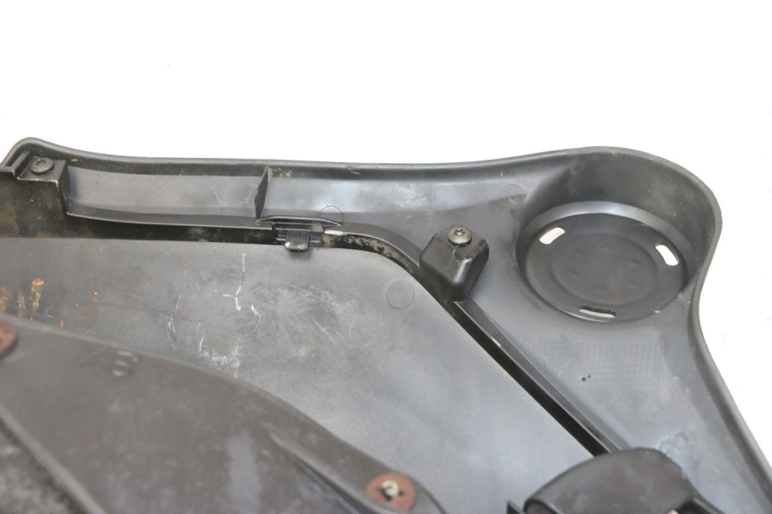 photo de TRITTBRETT VERKLEIDUNG LINKS PIAGGIO IE MP3 YOURBAN 300 (2011 - 2016) - Details der Befestigungspunkte