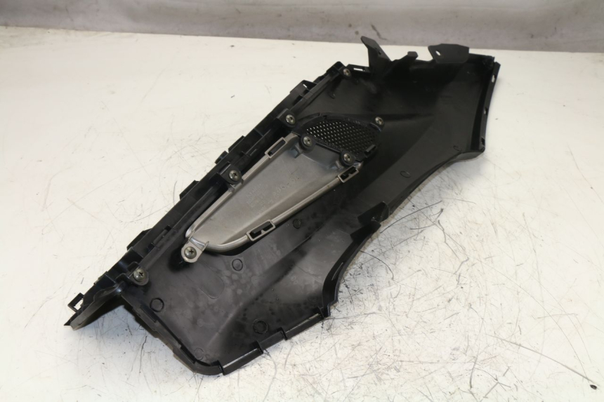 photo de TRITTBRETT VERKLEIDUNG LINKS KYMCO K-XCT 125 (2013 - 2017) - Zoom auf Gebrauchszustand