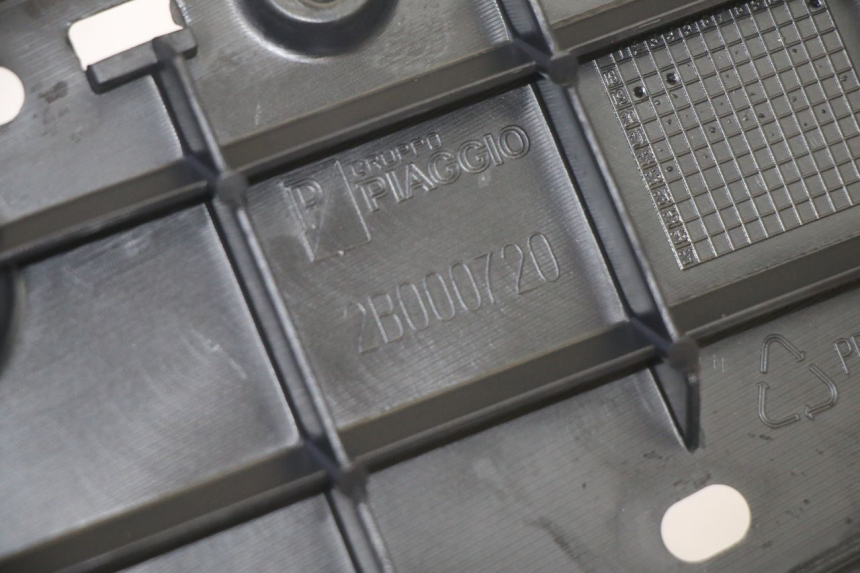 photo de TRITTBRETT VERKLEIDUNG LINKS PIAGGIO MP3 HPE 350 (2018 - 2020) - Details der Befestigungspunkte