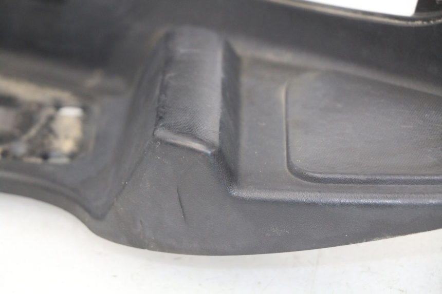 photo de TRITTBRETT VERKLEIDUNG LINKS PIAGGIO MP3 LT 400 (2007 - 2012) - Details der Befestigungspunkte