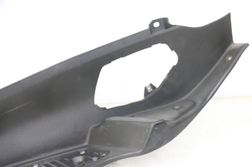 photo de TRITTBRETT VERKLEIDUNG LINKS PIAGGIO MP3 LT 300 (2010 - 2016) - Details der Befestigungspunkte