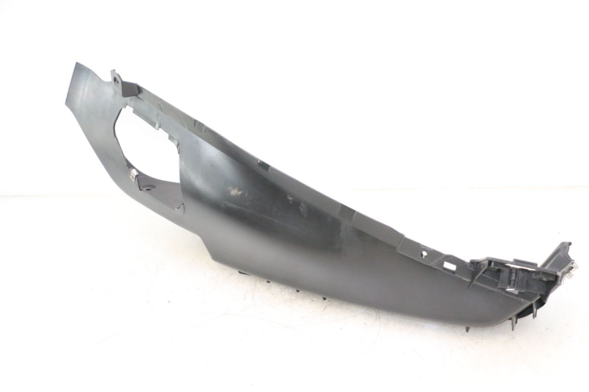 photo de TRITTBRETT VERKLEIDUNG LINKS PIAGGIO MP3 LT 400 (2007 - 2012) - Details der Befestigungspunkte
