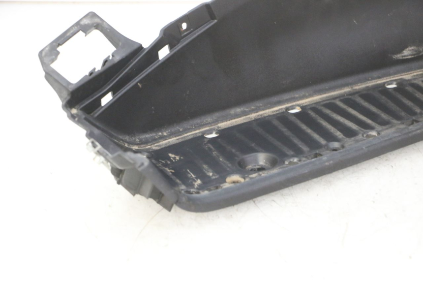 photo de TRITTBRETT VERKLEIDUNG LINKS PIAGGIO MP3 RL 250 (2006 - 2010) - Details der Befestigungspunkte
