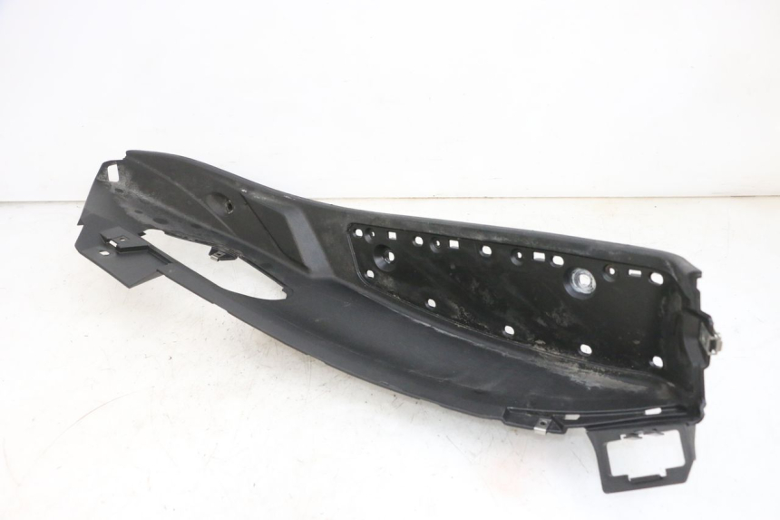 photo de TRITTBRETT VERKLEIDUNG LINKS PIAGGIO MP3 500 (2016 - 2018) - Details der Befestigungspunkte