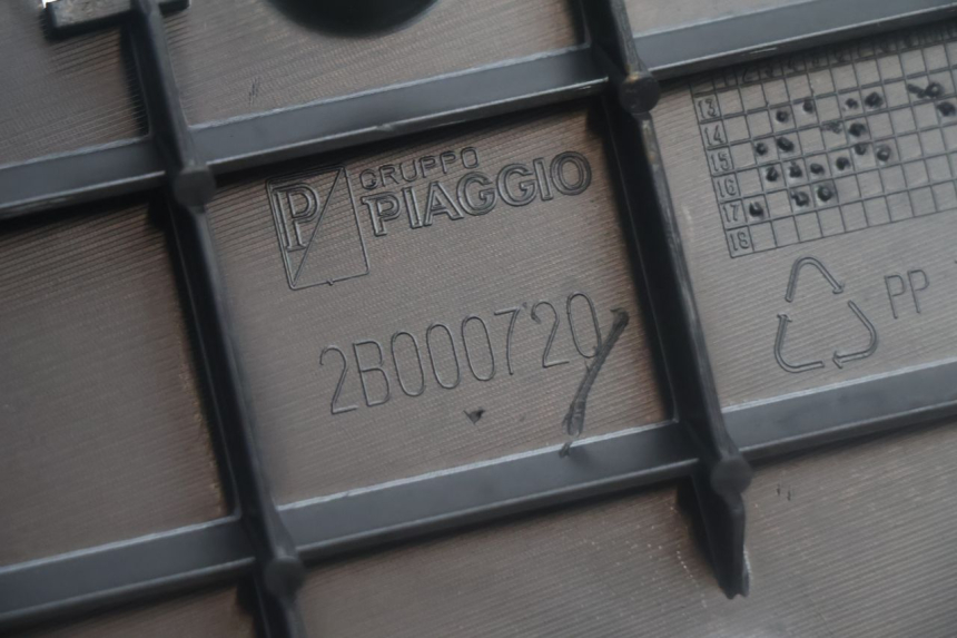 photo de TRITTBRETT VERKLEIDUNG LINKS PIAGGIO MP3 500 (2016 - 2018) - Details der Befestigungspunkte