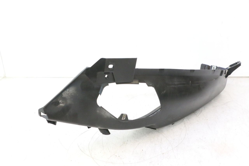 photo de TRITTBRETT VERKLEIDUNG LINKS PIAGGIO MP3 500 (2016 - 2018) - Details der Befestigungspunkte