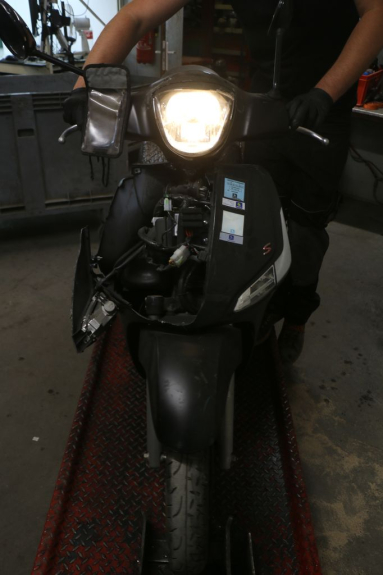 photo de LINKER FUßRASTEN PEUGEOT SATELIS COMPRESSOR K15 125 (2006 - 2009) - Geprüftes Gebrauchtteil